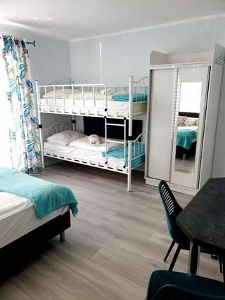 Отели типа «постель и завтрак» Solar Bed & Breakfast Карвия Четырехместный номер с балконом-2